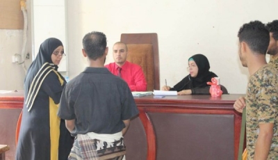 محكمة ابتدائية في عدن تحكم بالسجن 6 أشهر على تاجر لبيعه مواد غذائية فاسدة