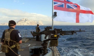 لأول مرة.. سفينة بريطانية تعترض شحنة أسلحة إيرانية كانت في طريقها للحوثيين