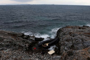بينهم يمنيون.. وفاة 3 وأكثر من 12 في عداد المفقودين جراء غرق قارب مهاجرين قبالة اليونان