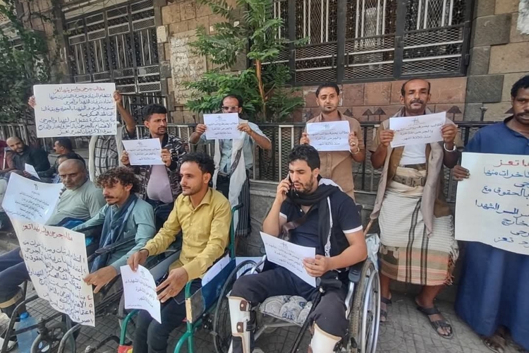 جرحى تعز يحتجون أمام قيادة المحور للمطالبة برواتبهم ومستحقاتهم المتأخرة