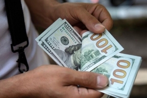 نقابة الصرافين الجنوبيين:  قرار البنك وقف بيع وشراء العملات الأجنبية خطوة مرتبكة تعمق حالة الإنهيار