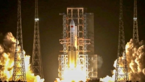 صاروخ صيني تائه في الفضاء يهدد سكان الأرض بعد خروجه عن السيطرة