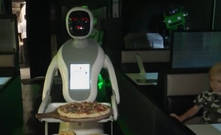 شاهد: روبوتات لخدمة الزبائن في أول مطعم &quot;للخيال العلمي&quot;