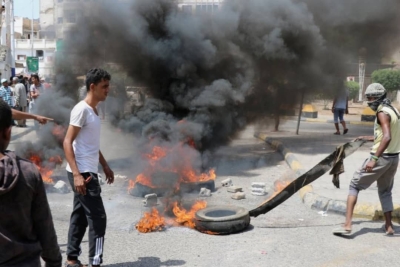 الغضب يشتعل في عدن... المحتجون يقطعون الطرقات رفضًا لانقطاع الكهرباء