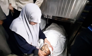 بالفيديو: خنساء غزة تودع ابنها الثالث وتهتف بالفداء للأقصى