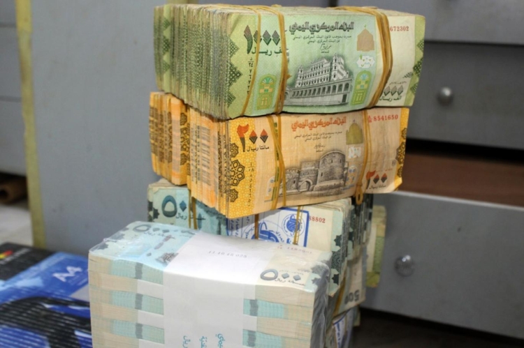 الأزمات المالية في اليمن بين صرفيات النخبة وتعثر رواتب الموظفين: ما حقيقة التحسن الاقتصادي؟