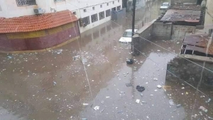 تضرر منازل وسيارات في عدن جراء هطول أمطار غزيرة