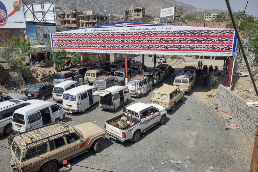 الجيش الوطني يضبط قياديًا حوثيًا وثلاثة من مرافقيه أثناء تفتيش روتيني في المنفذ الشرقي لمدينة تعز