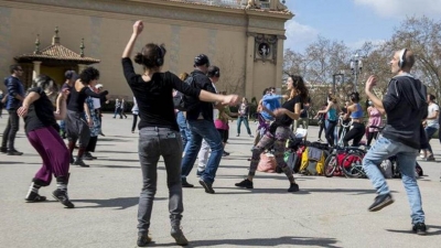 رقصات صامتة في برشلونة لتخفيف آثار كورونا