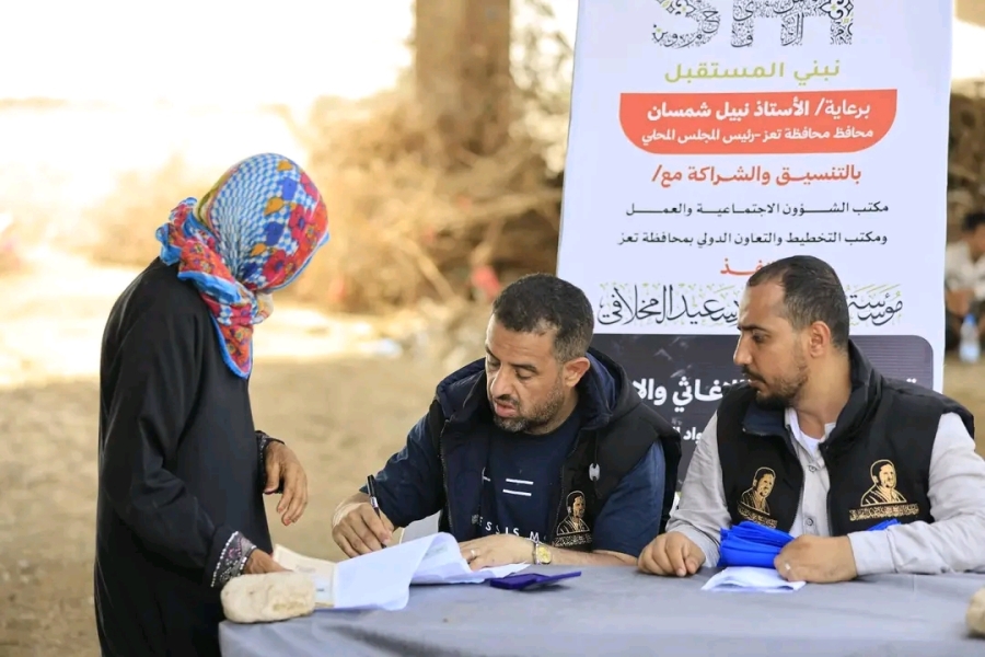 تعز... مؤسسة الشيخ حمود سعيد المخلافي تواصل إغاثة المتضررين من السيول في المخا