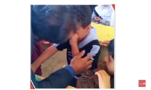 شاهد فيديو مؤثر لمعلم يمني وهو يودع طلابه قبل رحلته للاغتراب في السعودية بحثا عن الرزق