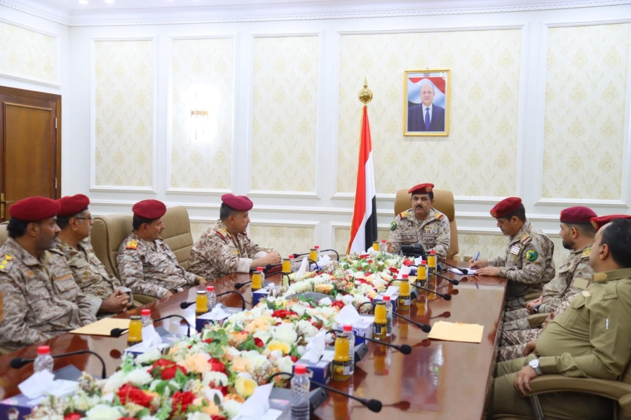 وزير الدفاع يجتمع بقيادة محور تعز للوقوف على المستجدات الميدانية