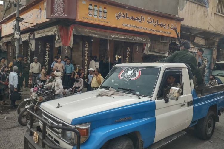 تعز.. السلطات الحكومية تنفذ حملات ضبط للتجار في أسواق المدينة عقب انخفاض سعر الصرف