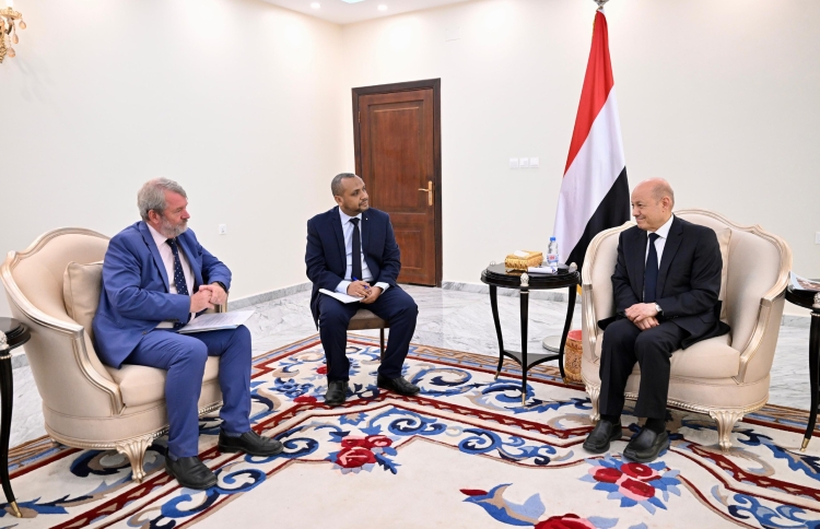 الرئيس رشاد العليمي يبحث مع “يونيسف” سبل إنقاذ مدينة تعز من أزمة المياه