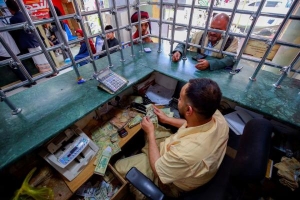 الريال اليمني يواصل سقوطه أمام العملات الأجنبية