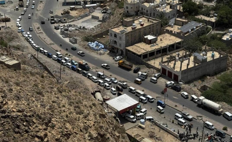 أزمة غاز خانقة في تعز وسط مناشدات من سائقي الباصات والمركبات للشركة اليمنية للغاز