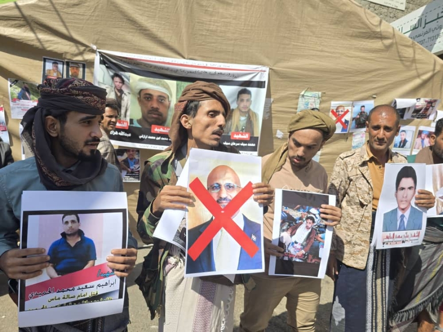 أهالي الضحايا ينظمون وقفة احتجاجية في تعز ويتهمون طارق صالح بالتستر على القتلة في الساحل الغربي