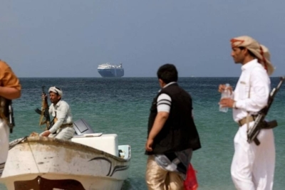 الحوثيون يتنصلون من الاتفاق مع أمريكا ويهددون باستهداف 13 شركة أمريكية عملاقة وسفينتين