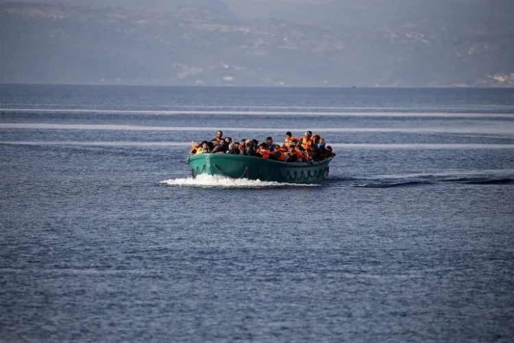 مات جوعا أثناء رحلة الهجرة.. أسرة سورية تضطر لإلقاء طفلها في البحر
