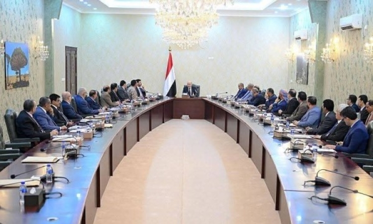 الرئيس العليمي يوجه الحكومة بتحريك سعر الدولار الجمركي وتسريع توحيد الإيرادات