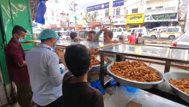 بالفيديو: سمبوسة ياسين في تعز.. هنا بإمكانك شم رائحة رمضان الحقيقية