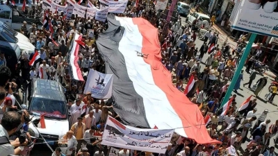 مسيرة شعبية في مدينة تعز للإحتفاء بعيد الوحدة دعت لها المقاومة الشعبية