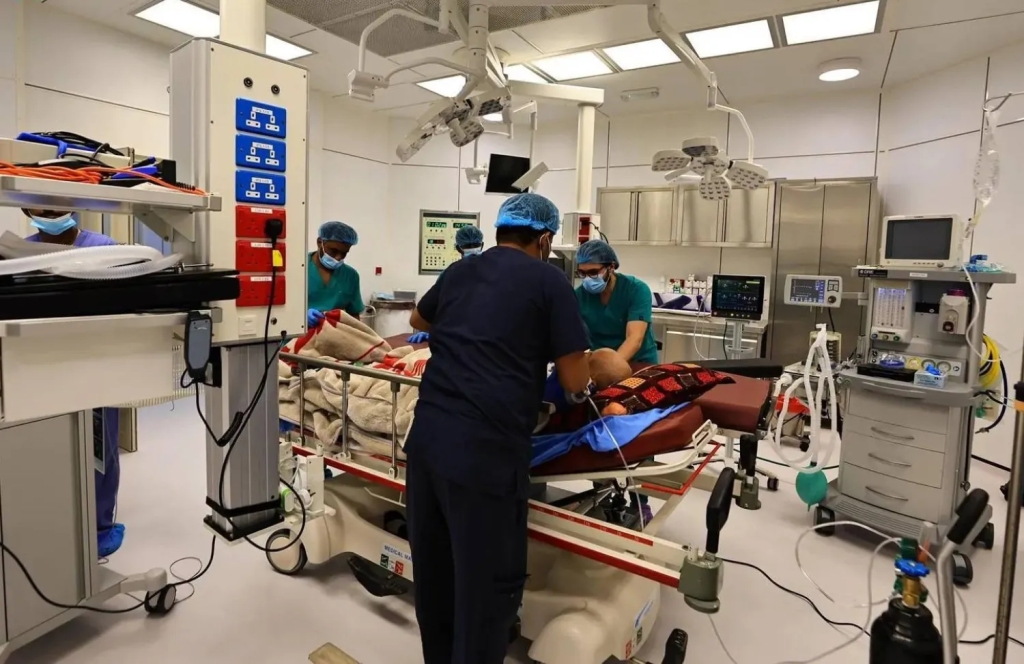 تدخُّل طبي سعودي ينقذ حياة يمني سبعيني في سقطرى