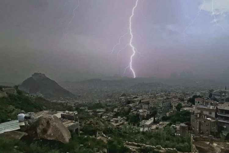 الأرصاد تتوقع أمطاراً رعدية على المرتفعات وتحذر من السيول والصواعق مع اشتداد الحرارة في المناطق الساحلية