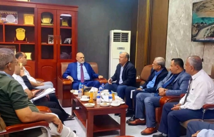 محافظ تعز ونائب وزير الصناعة يناقشان الحملات الرقابية وإطلاق منصة لشكاوى المواطنين