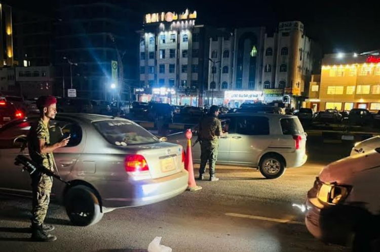 أمن عدن يعثر على طفلة مفقودة ويعيدها إلى أسرتها سالمـة بعد ساعات من اندلاع احتجاجات غاضبة