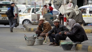 عمال اليمن.. مرارات العذاب على أرصفة الشوارع