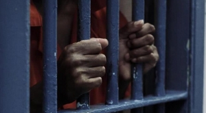 عشرات السجناء في حضرموت يضربون عن الطعام