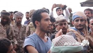 شاهد: أحد المختطفين من أبناء تعز يوجه رسالة للحوثيين.. لن تسيطروا على ذرة من تراب اليمن