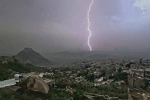 وفاة 4 أشخاص بينهم إمرأة وطفل بصواعق رعدية في ثلاث محافظات بينها تعز