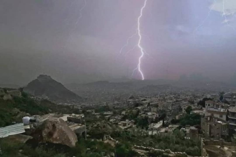 وفاة 4 أشخاص بينهم إمرأة وطفل بصواعق رعدية في ثلاث محافظات بينها تعز