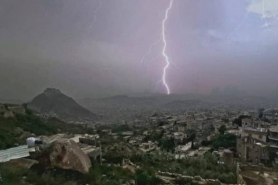 وفاة 4 أشخاص بينهم إمرأة وطفل بصواعق رعدية في ثلاث محافظات بينها تعز
