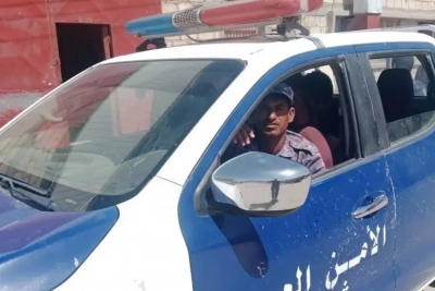 شرطة المكلا تضبط متهماً بقضية ابتزاز إلكتروني ومقاومة السلطات