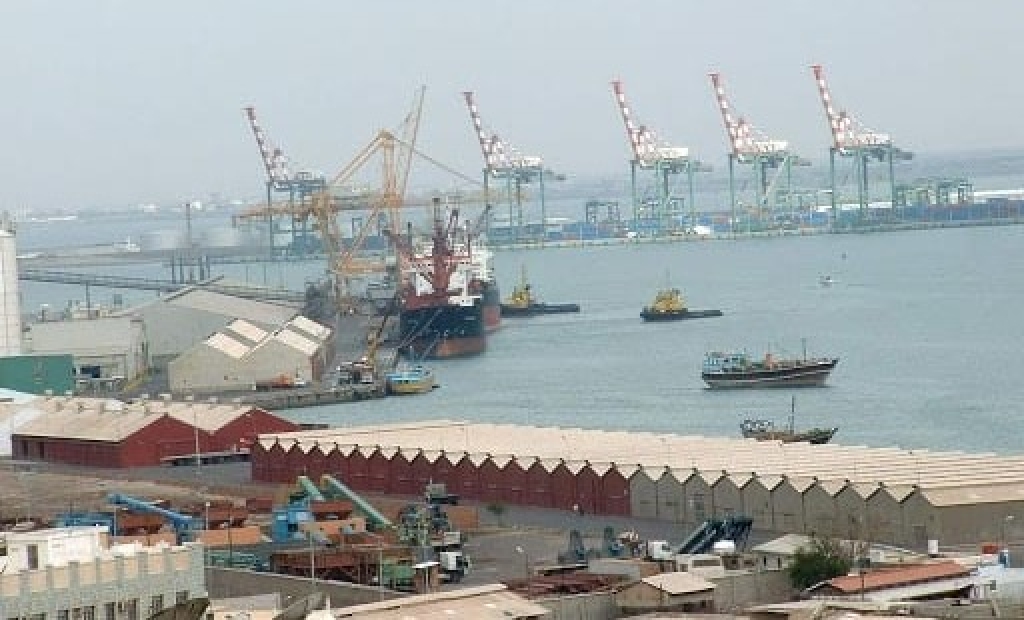توجه حكومي لتحويل ميناء عدن من "ميناء استقبال" إلى مركز إقليمي لإعادة الشحن