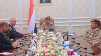 وزير الدفاع يستقبل وفد عسكري بريطاني في عدن