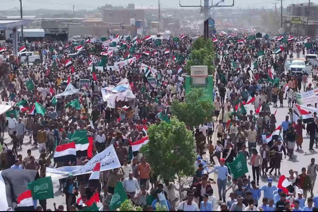 الآلاف يتظاهرون في المخا تضامنًا مع السعودية والخليج والأردن