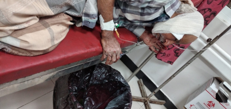 إصابة مواطن مُسن برصاص قناصة الحوثيين غربي محافظة تعز