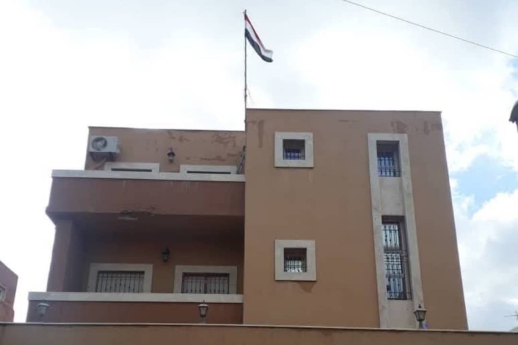 السفارة اليمنية في ليبيا تتسلم 8 يمنيين كانوا في السجون الليبية