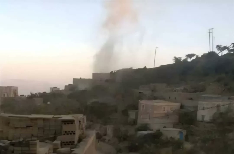 الحوثيون يفجرون منزل مواطن في منطقة الشقب جنوب شرقي تعز