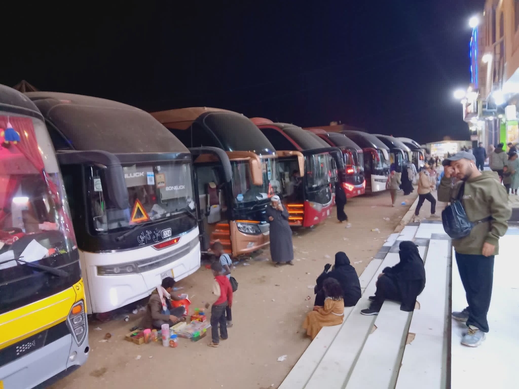 تكدّس مئات الباصات في العبر بانتظار الإذن بالوصول إلى منفذ الوديعة ومعاناة إنسانية متفاقمة
