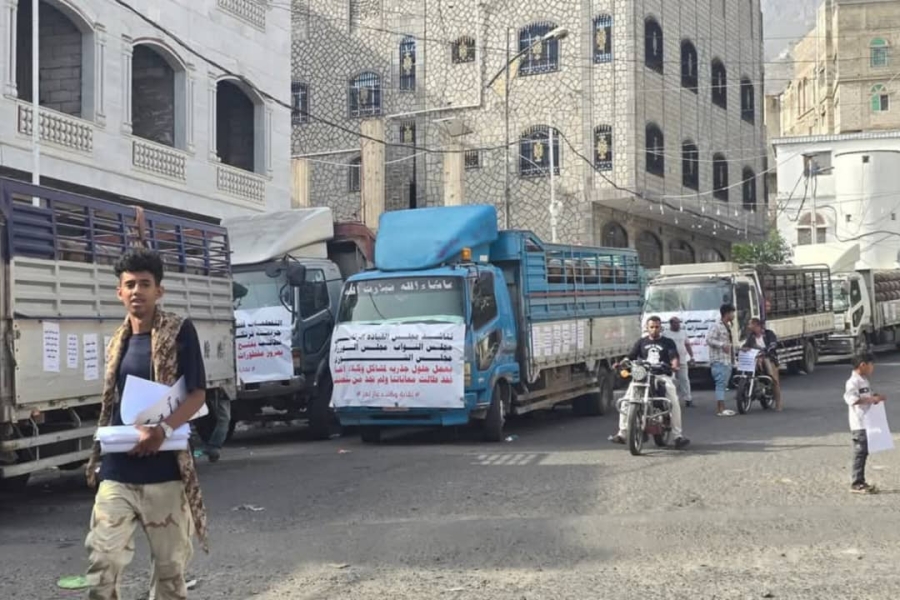 مسيرة احتجاجية لوكالات الغاز في تعز بسبب احتجاز المقطورات في لحج