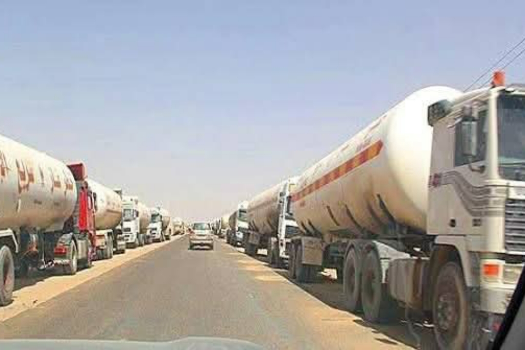 مأرب.. مقطورات الغاز والبترول تبدأ بالتوجه نحو المحافظات المحررة عقب اتفاق قبلي أنهى حصار صافر