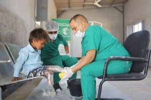 نقل عدد من ضحايا الألغام في محافظة الحديدة إلى مركز الأطراف الصناعية بتعز