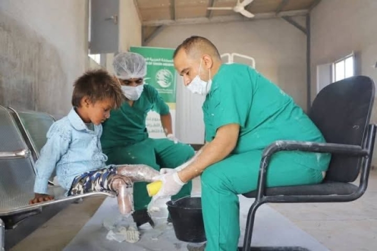 نقل عدد من ضحايا الألغام في محافظة الحديدة إلى مركز الأطراف الصناعية بتعز