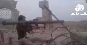 شاهد: شاب في تعز​ مبتور القدمين يدمر دورية عسكرية لمليشيا الحوثي