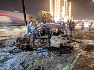مقتل صحفي واثنين آخرين بانفجار استهدف سيارتهم في عدن